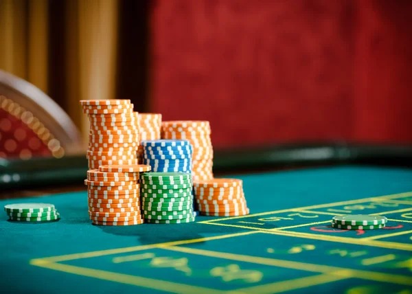 mawartoto 4d Sakong live dealer table with three-card hand display